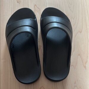 OOFOS Black Comfort Slides/sandal